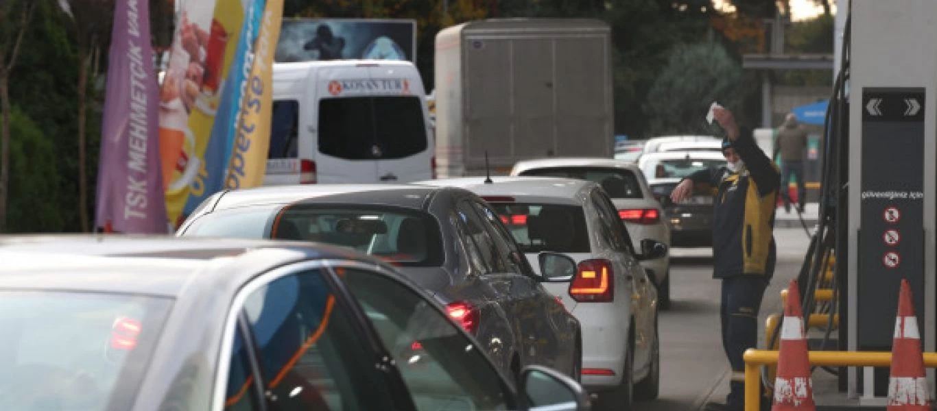 Τουρκία: Ανοδική πορεία στη τιμή των καυσίμων - Ουρές χιλιομέτρων στα βενζινάδικα (βίντεο)